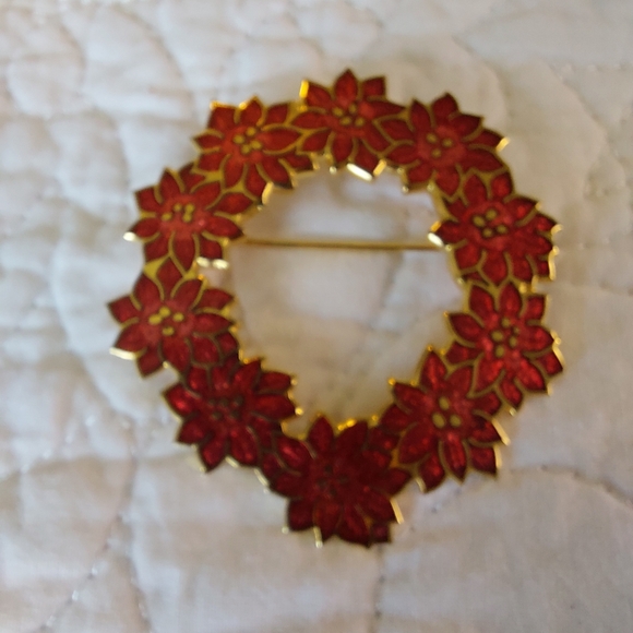 VTG Enamel Xmas Brooch Pin Wreath Poinsettia Flowers Red/Gold Tone By Fish Ltd. - Picture 4 of 10